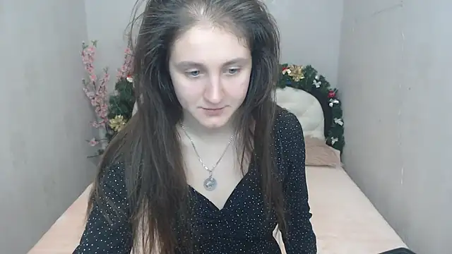 Holliy Cooper online show from 12/25/24, 08:51
