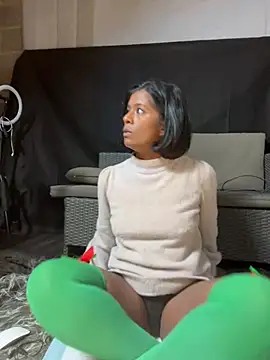 Snapshot of RoseMelanie chatting on 12/22/24, 09:53 RoseMelanie online show from 12/22/24, 09:53