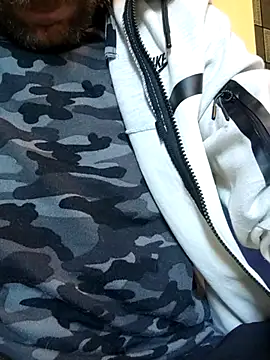 Snapshot of PIercingBoy38 chatting on 10/01/25, 11:38 PIercingBoy38 online show from 10/01/25, 11:38