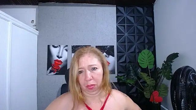 Snapshot of Valentinaa_mature chatting on 06/06/26, 12:38 Valentinaa mature online show from 06/06/26, 12:38