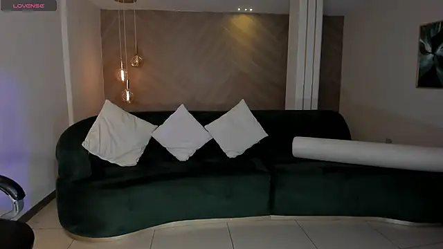 LizzHamilton   online show from 12/17/25, 05:41