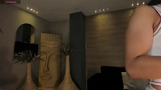 LizzHamilton   online show from 12/19/25, 09:33