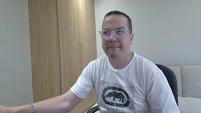 BrettJ81 online show from 12/20/25, 09:05