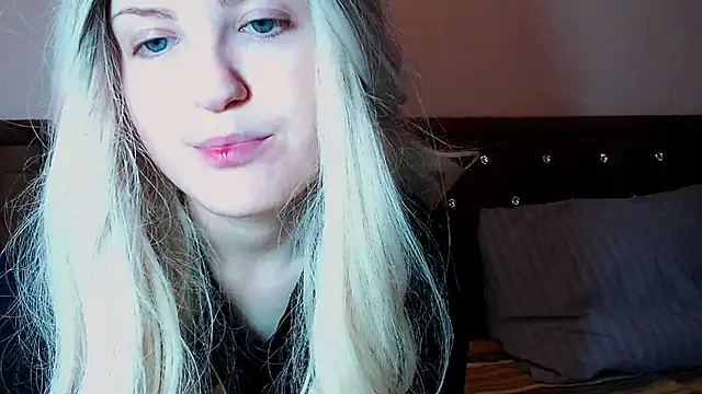 Snapshot of Sara4uu chatting on 12/15/25, 11:53 Sara4uu online show from 12/15/25, 11:53