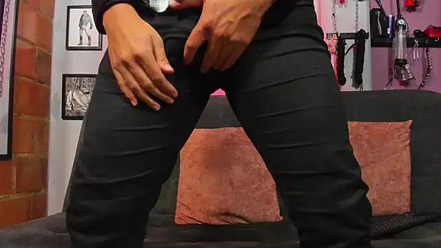 Snapshot of dom2travelersss chatting on 03/17/25, 12:04 dom2travelersss online show from 03/17/25, 12:04