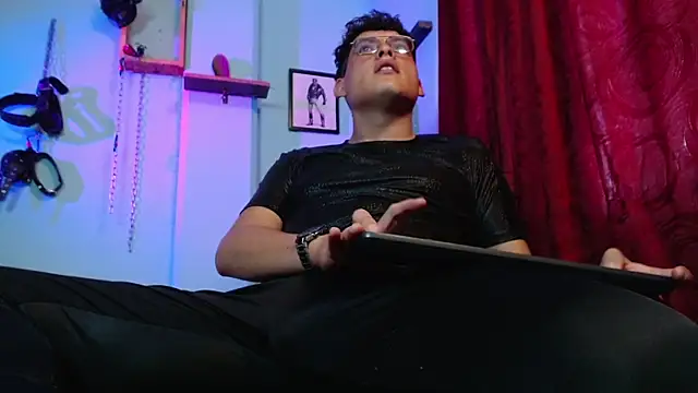 Snapshot of dom2travelersss chatting on 10/27/25, 02:32 dom2travelersss online show from 10/27/25, 02:32