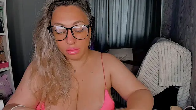 Snapshot of CumOnMy_Tits chatting on 10/11/25, 01:38 CumOnMy Tits online show from 10/11/25, 01:38